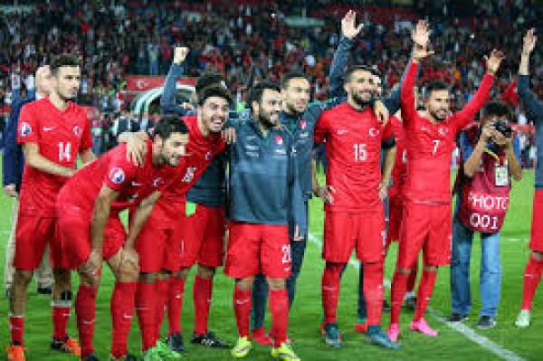الاتحاد الأوروبي لكرة القدم يحقق في تأدية لاعبي الفريق التركي للتحية العسكرية بداخل الملعب