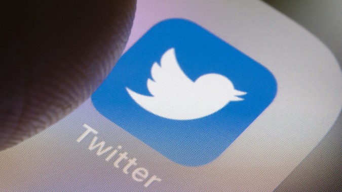 تويتر يوقف حساب رئيس تحرير صحيفة قطرية قام بانتحال اسم سعودي
