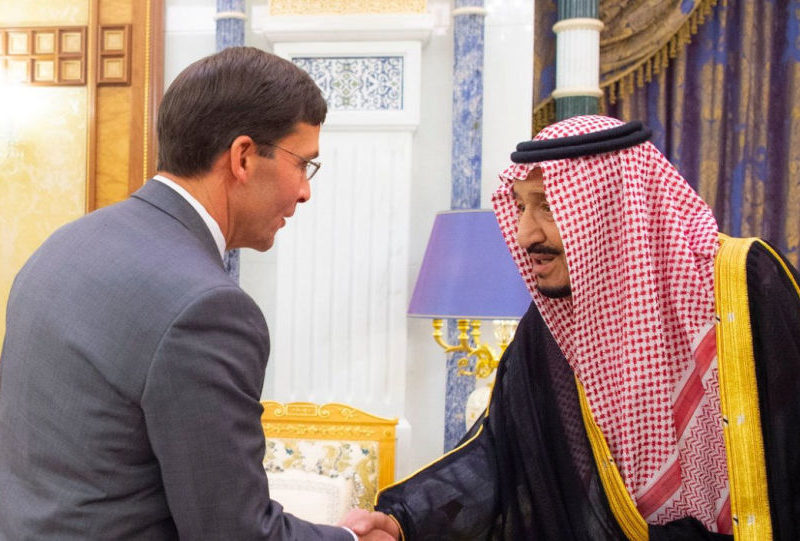 جلالة الملك سلمان بن عبد العزيز يلتقي وزير الدفاع الأمريكي