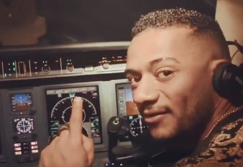 إيقاف طيار ومساعده بسبب فيديو محمد رمضان