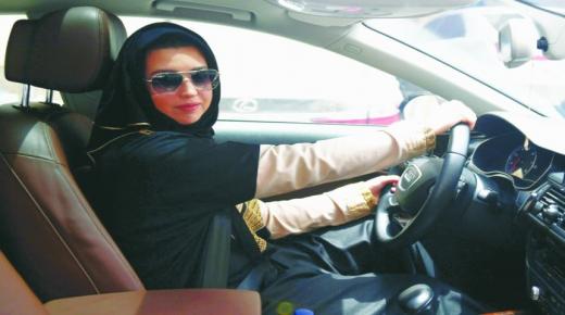 بداية من العام القادم …..فتح مدارس تعليم قيادة السيارات الخاصة بالرجال للنساء